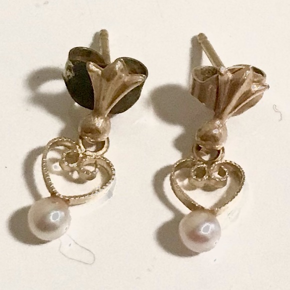 ⭐️HOST PICK⭐️ Vintage Gold heart drop earrings - Picture 1 of 4